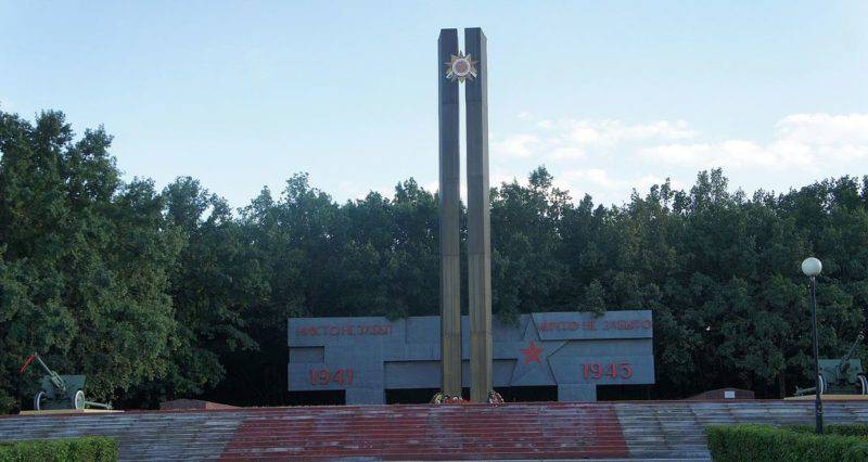 г. Старый Оскол.  Памятник, установленный на братской могиле советских воинов, погибших  у Атаманского леса в 1943 году.