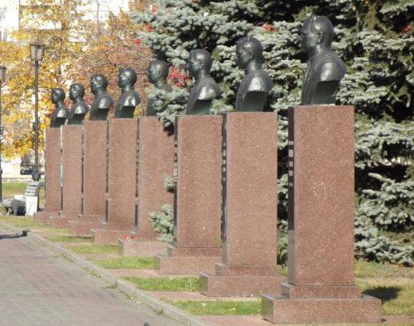 г. Старый Оскол. Алея Славы, на которой  расположены 16 бюстов Героев Советского Союза, жителей Старого Оскола и Старооскольского района, погибших в Великую Отечественную войну или умерших после войны.