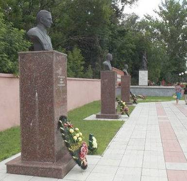 г. Старый Оскол. Алея Славы, на которой  расположены 16 бюстов Героев Советского Союза, жителей Старого Оскола и Старооскольского района, погибших в Великую Отечественную войну или умерших после войны.2