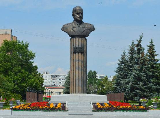 г. Старый Оскол. Памятник Маршалу Советского Союза Жукову Г.К.