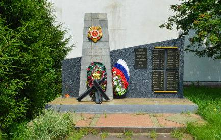 г. Старый Оскол. Памятник по улице Свободы в районе локомотивного депо, установленный в честь погибших земляков.