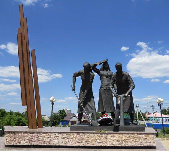 г. Старый Оскол. Памятник подвигу женщин Приосколья — строителей железной дороги Старый Оскол – Ржава.