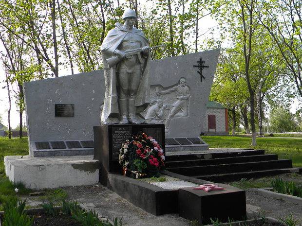 с. Архангельское Старооскольского р-на. Памятник, установленный на братской могиле, в которой похоронено 35 советских воинов, в т.ч. 30 неизвестных, погибших в 1943 году.