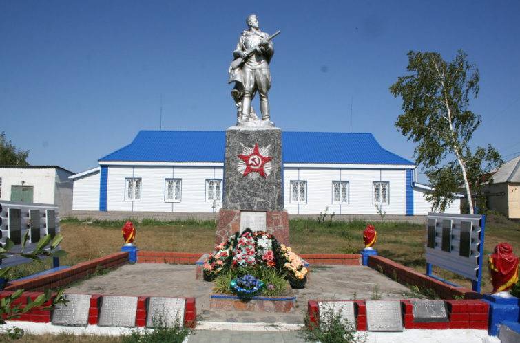 с. Казачок Старооскольского р-на. Памятник по улице Центральной, установленный на братской могиле, в которой похоронено 169 советских воинов, в т.ч. 13 неизвестных, погибший в 1943 году.