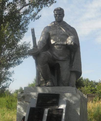 с. Нижне-Чуфичево Старооскольского р-на. Памятник по улице Центральной 4, установленный на братской могиле, в которой похоронено 407 советских воинов, в т.ч. 363 неизвестных, погибших в 1943 году.