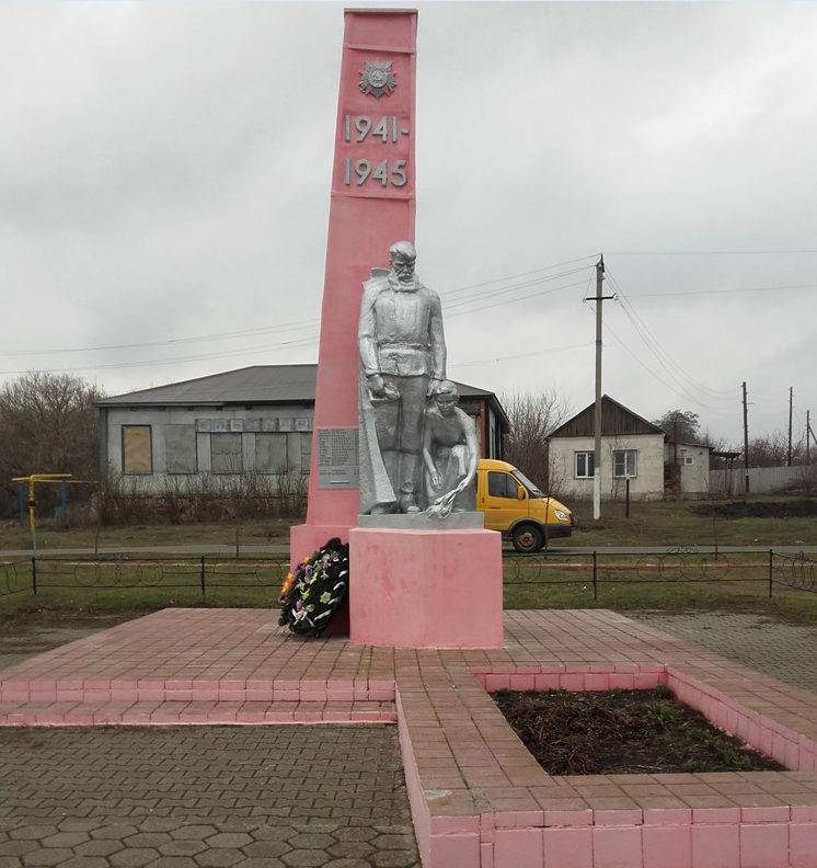 с. Шаталовка Старооскольского р-на.  Памятник по улице Береговой 28, установленный на братской могиле, в которой похоронено 400  советских воинов, в т.ч. 376 неизвестных, погибших в 1943 году.